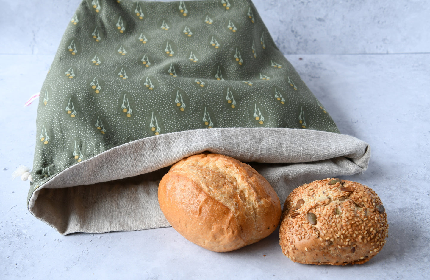 Liegender Brotbeutel "Daisy" aus Baumwolle, bei dem das atmungsaktive Innenfutter aus 100% Leinen gut zu sehen ist, von Fabelhaftewerkstatt.