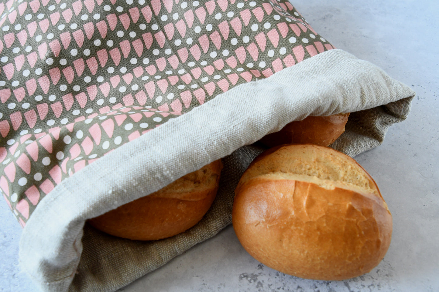 Liegender Brotbeutel "Ev" aus Baumwolle, bei dem das atmungsaktive Innenfutter aus 100% Leinen gut zu sehen ist, von Fabelhaftewerkstatt.