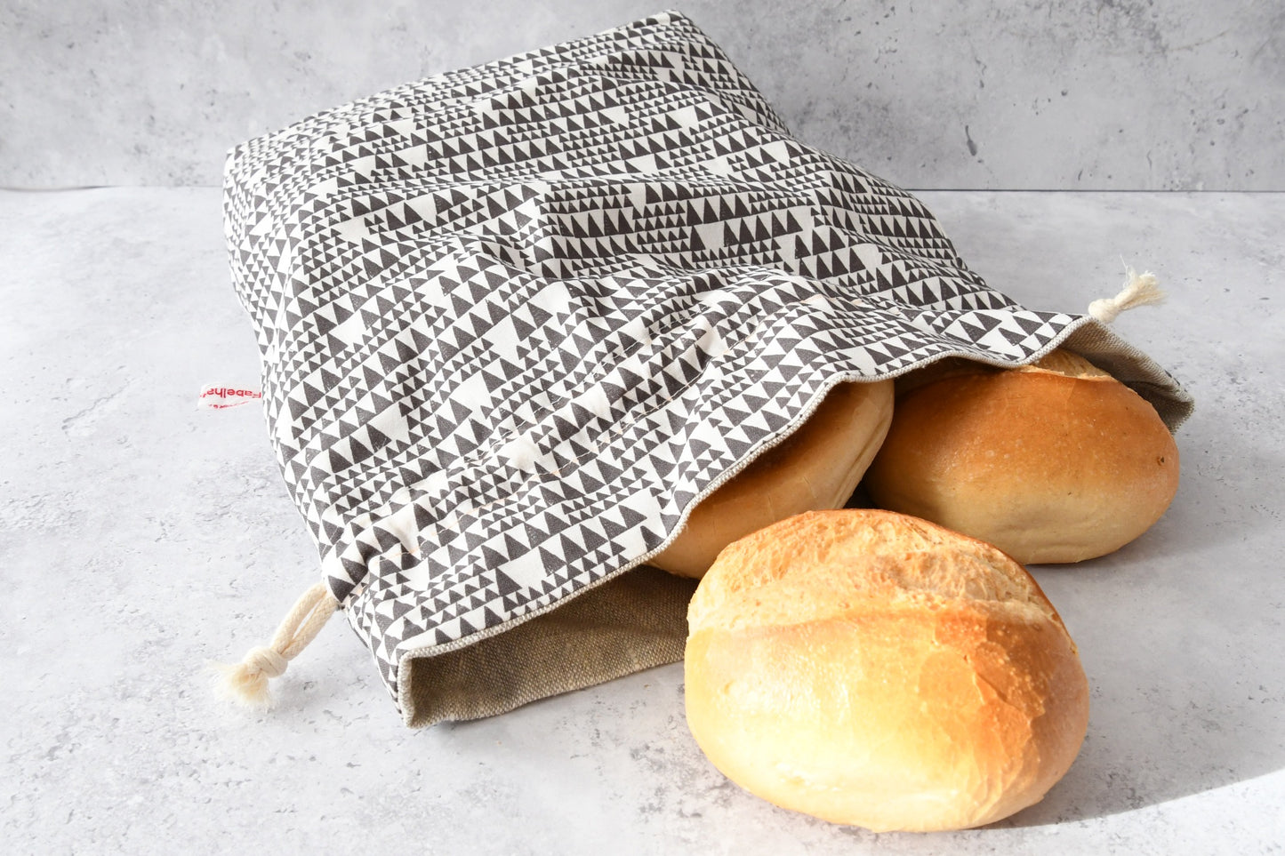 Liegender Brotbeutel "Mia" aus Baumwolle und Leinen, von Fabelhaftewerkstatt.