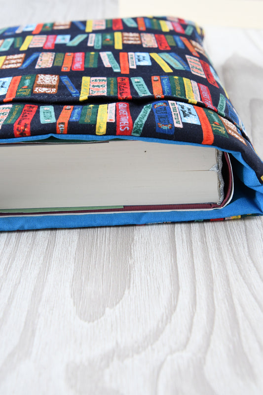 Große Stoff-Buchtasche (Größe L) schützt ein dickes Hardcover-Buch mit 500 Seiten.