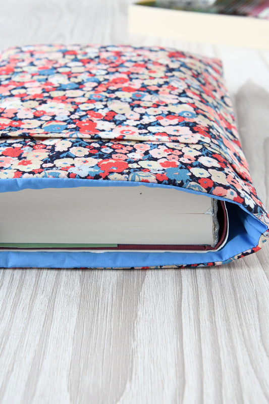 Handgenähte Buchhülle Größe L mit eingestecktem 500-Seiten-Hardcover-Buch.