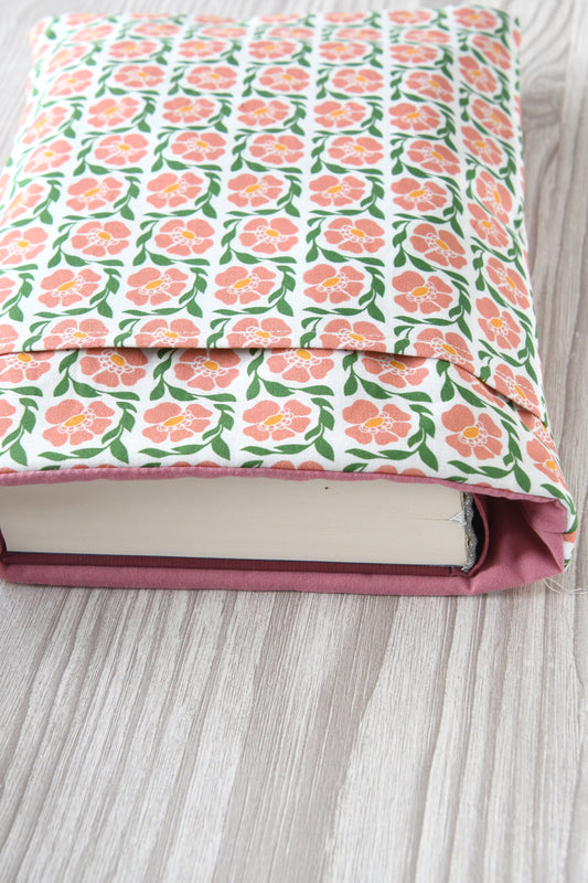Große Buchtasche "Fanny" in Größe L mit rosafarbendem Blumenmuster. Ein dicker Hardcover-Wälzer mit ca. 500 Seiten ist passgenau in die Stoffhülle eingesteckt.