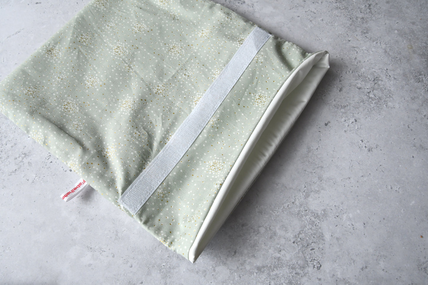 Geöffneter Gefrierbeutel "Glitter auf mint" von Fabelhaftewerkstatt, bei dem das schadstofffreie und lebensmittelechte Innenfutter gut zu sehen ist.