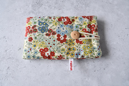 Handgenähte Stoff-Handytasche und Brillenetui mit zartem Streublumen-Muster von Fabelhafte Werkstatt Bremen.