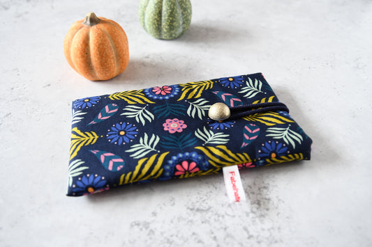 Handgenähte Stoff-Handytasche und Brillenetui mit buntem Blumenmuster auf blauem Grund von Fabelhafte Werkstatt Bremen.