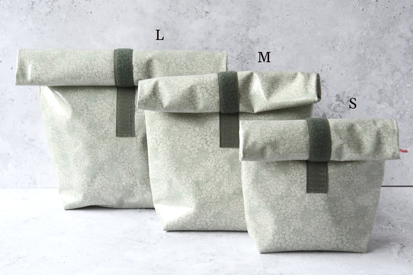 Größenvergleich der drei verfügbaren Größen des handgenähten Lunchbags "Botany" aus beschichteter Baumwolle von Fabelhaftewerkstatt.
