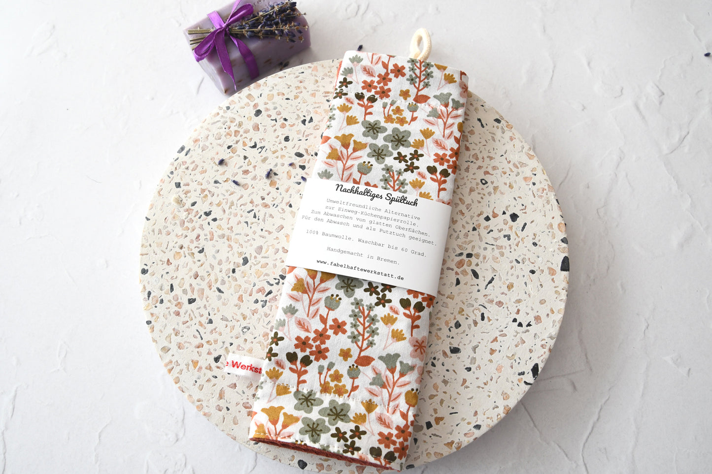 Gemütliches Spültuch mit dem Motiv einer Blumenwiese aus kleinen Blümchen von Fabelhaftewerkstatt.