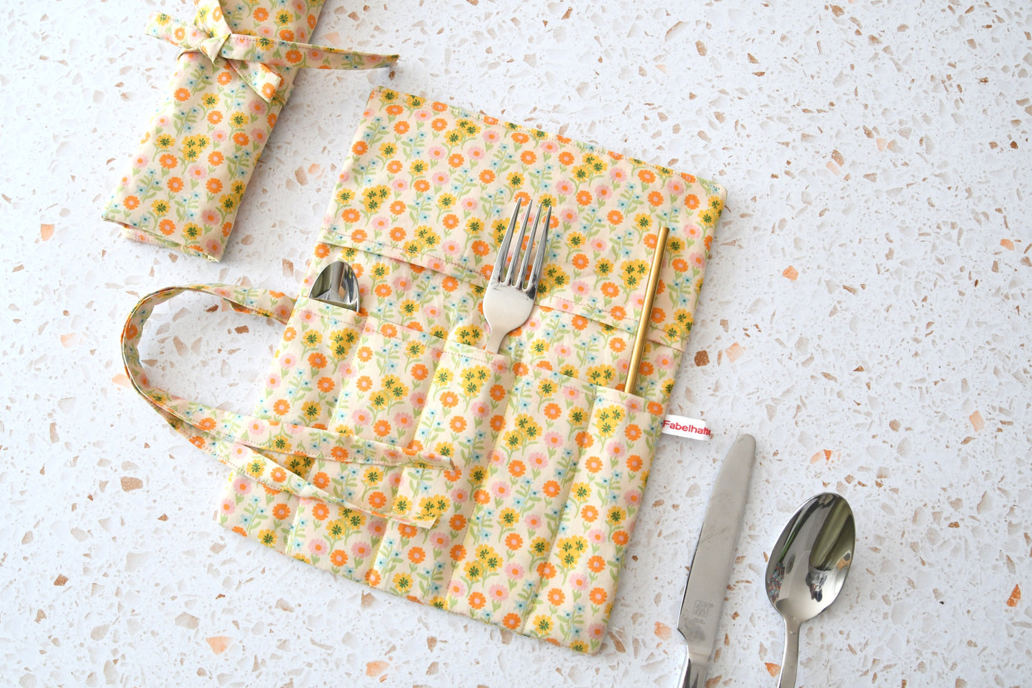 Bestecktasche zum Rollen Blümchenmuster: Handgenähte Stoff-Besteckrolle geöffnet und geschlossen im Vergleich, ideal für Picknick und Meal Prep.