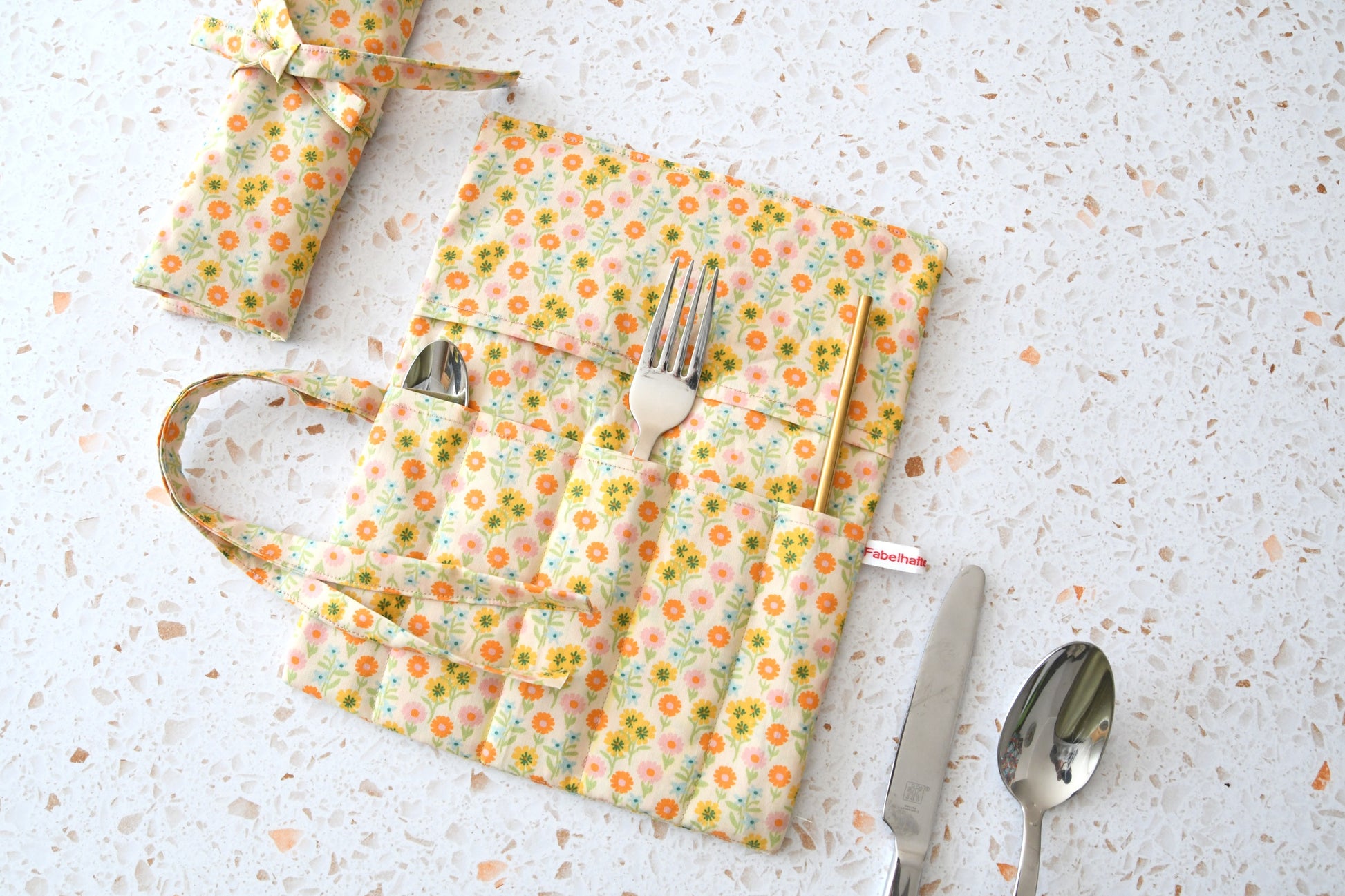 Bestecktasche zum Rollen Blümchenmuster: Handgenähte Stoff-Besteckrolle geöffnet und geschlossen im Vergleich, ideal für Picknick und Meal Prep.