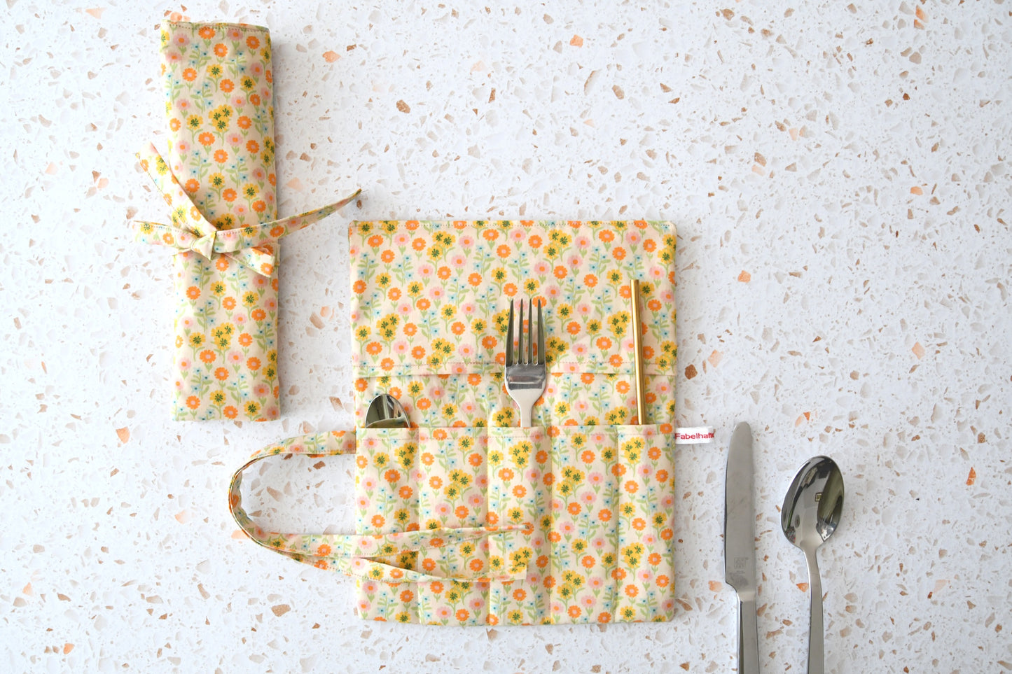 Bestecktasche zum Rollen Blümchenmuster: Handgenähte Stoff-Besteckrolle geöffnet und geschlossen im Vergleich, ideal für Picknick und Meal Prep.
