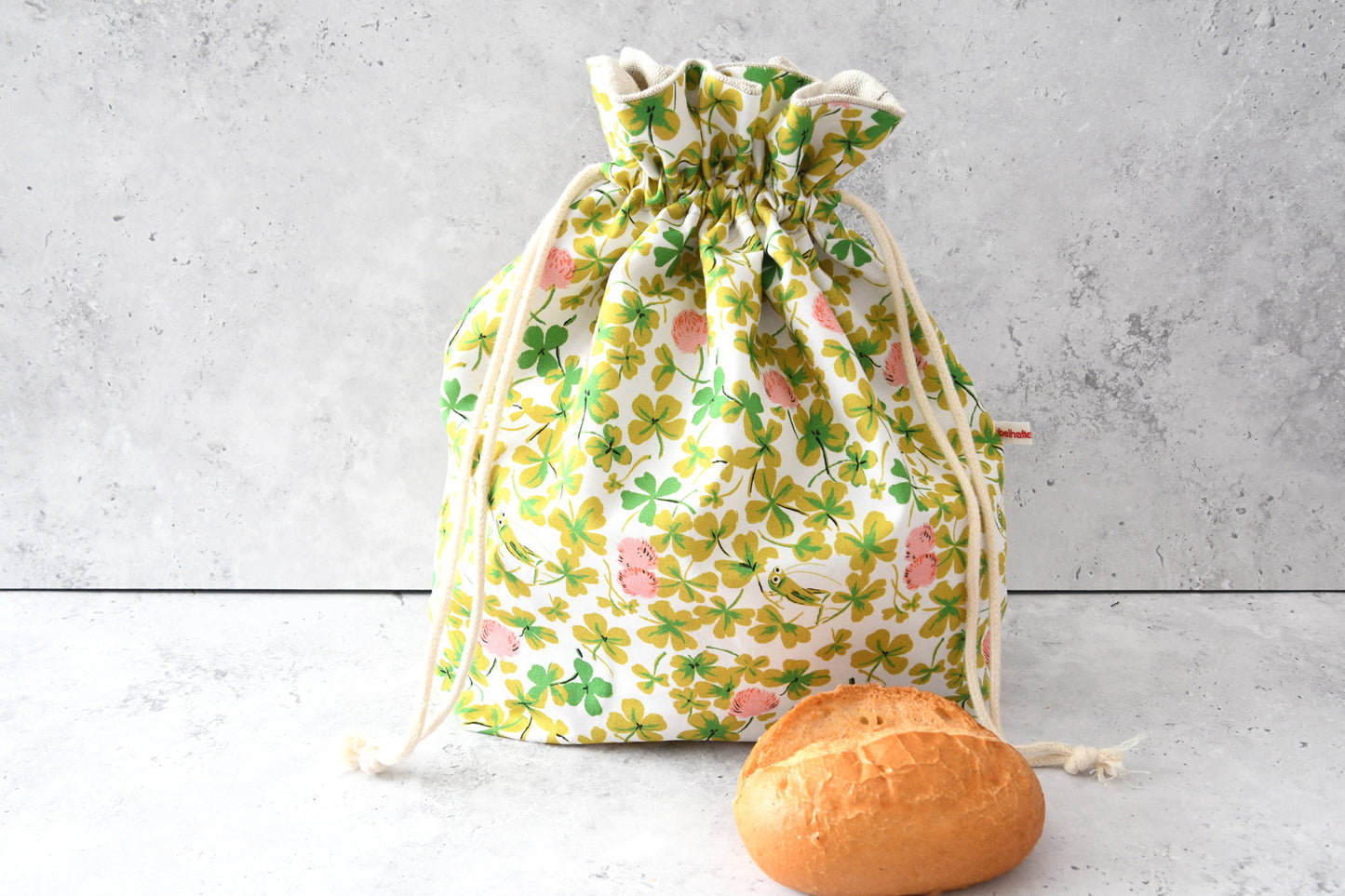 Handgenähter 3-in-1 Brotbeutel "Grashüpfer im Klee" aus Baumwolle und Innenfutter aus Leinen von Fabelhaftewerkstatt.
