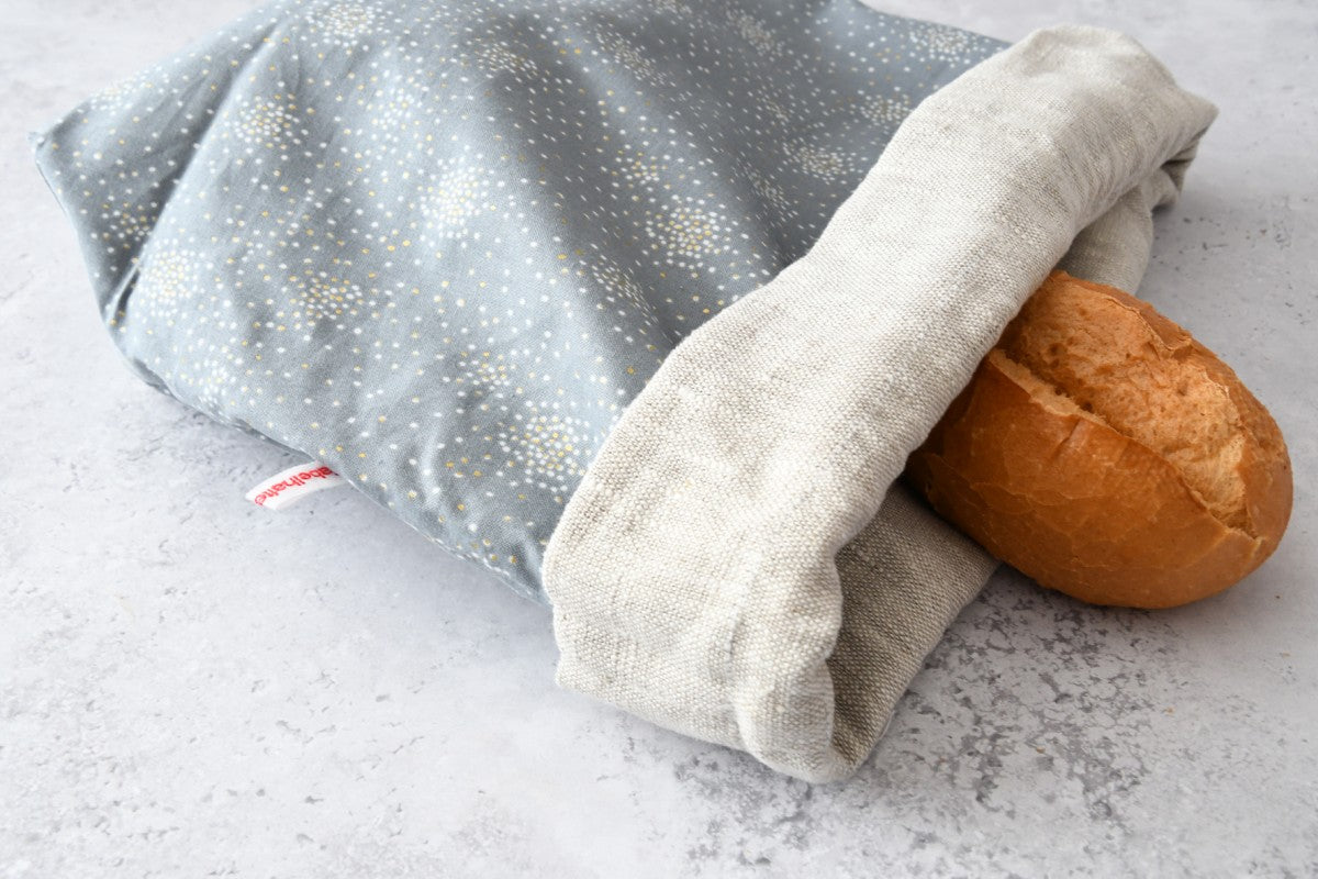 Liegender Brotbeutel aus Baumwolle "Glitter auf grau", bei dem das atmungsaktive Innenfutter aus 100% Leinen gut zu sehen ist, von Fabelhaftewerkstatt.