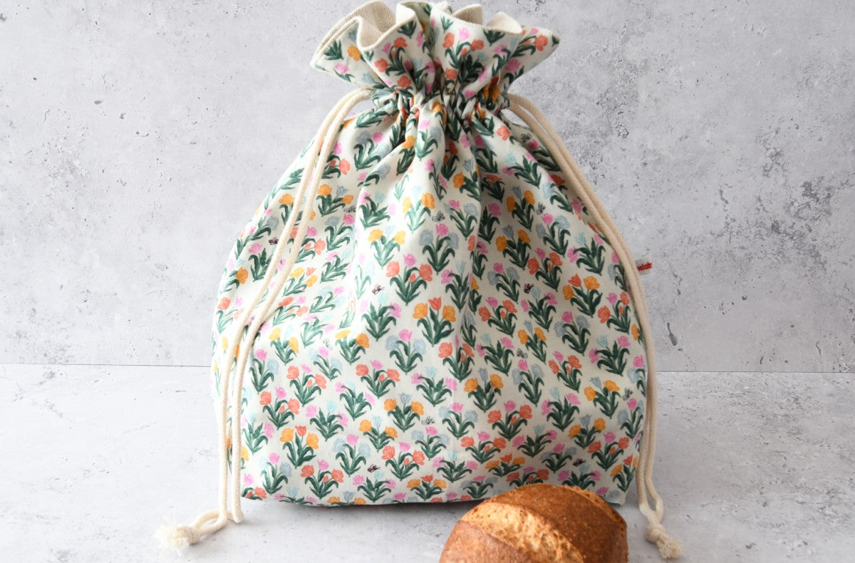 Handgenähter 3-in-1 Brotbeutel "Kleine Tulpen" aus Baumwolle und Innenfutter aus Leinen von Fabelhaftewerkstatt.