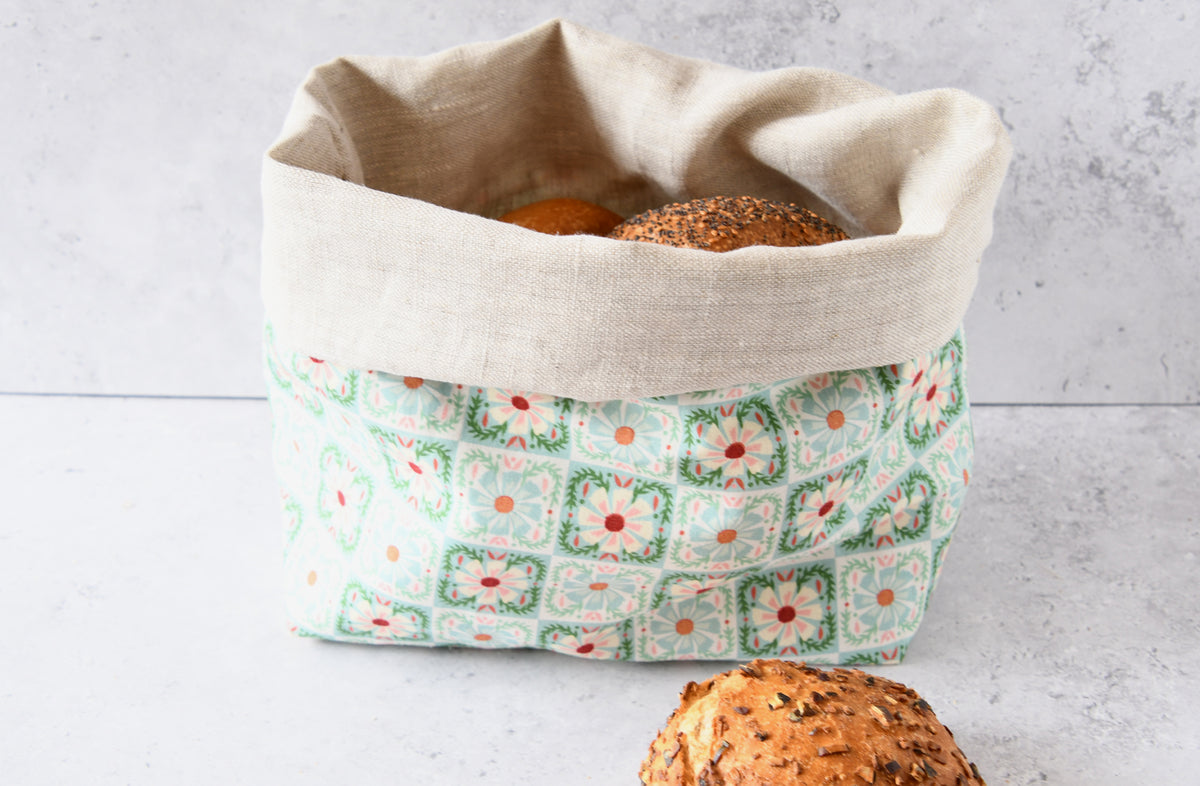 Nachhaltiger Brotbeutel Elisa in Mint mit umgekrempeltem Rand, als dekorativer Brotkorb aus Stoff.