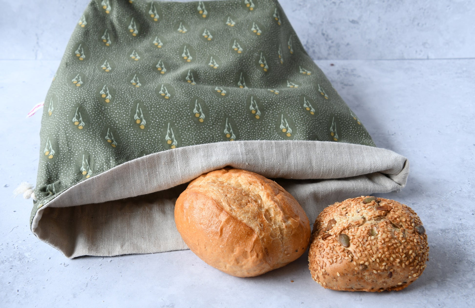 Liegender Brotbeutel "Daisy" aus Baumwolle, bei dem das atmungsaktive Innenfutter aus 100% Leinen gut zu sehen ist, von Fabelhaftewerkstatt.