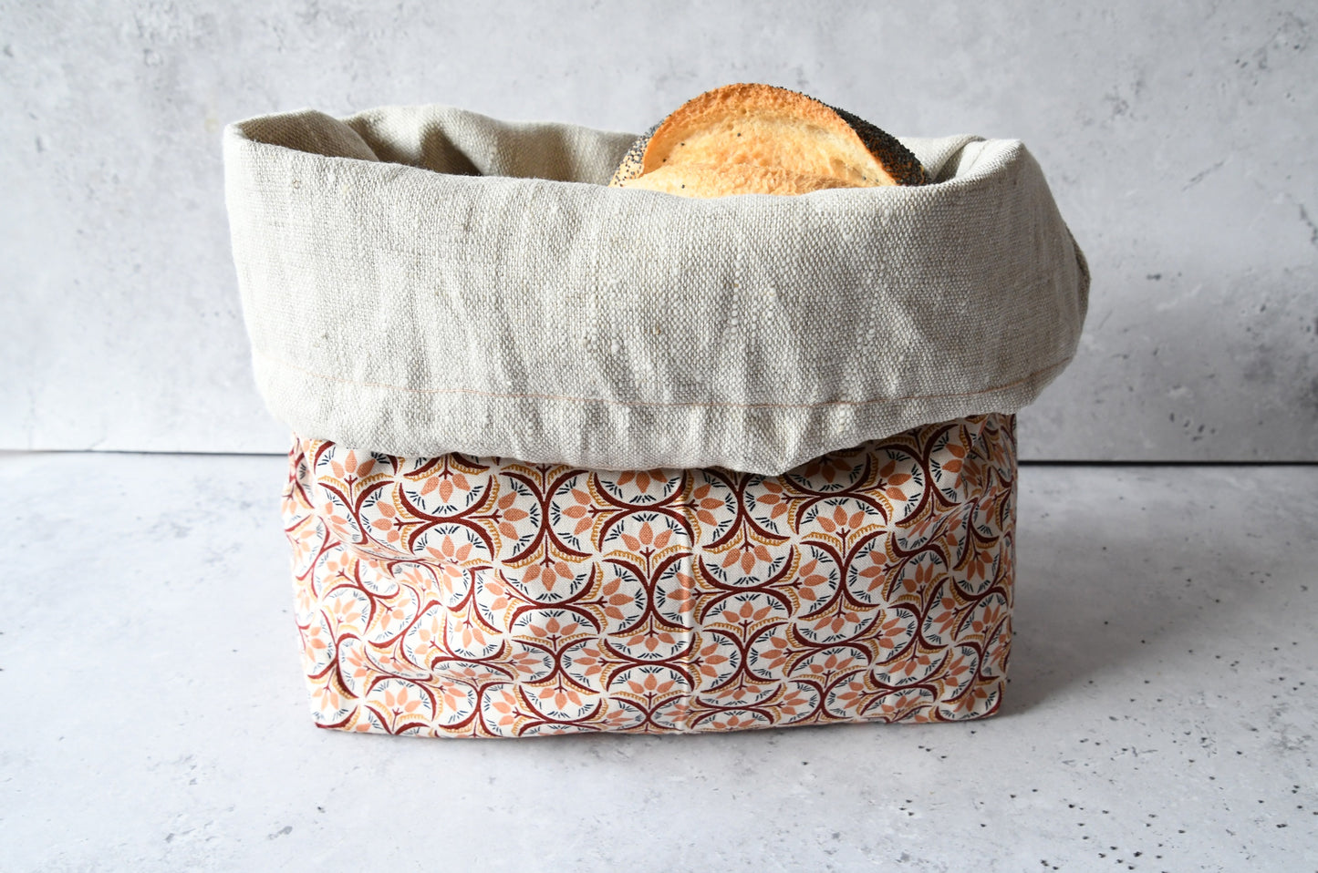 Brotbeutel "Gemma" von Fabelhaftewerkstatt aus Baumwolle und Leinen, der umgeklappt als Brotkorb mit frischen Brötchen steht.