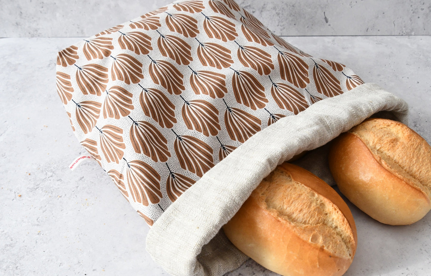 Liegender Brotbeutel "Tulipa" aus Baumwolle, bei dem das atmungsaktive Innenfutter aus 100% Leinen gut zu sehen ist, von Fabelhaftewerkstatt.