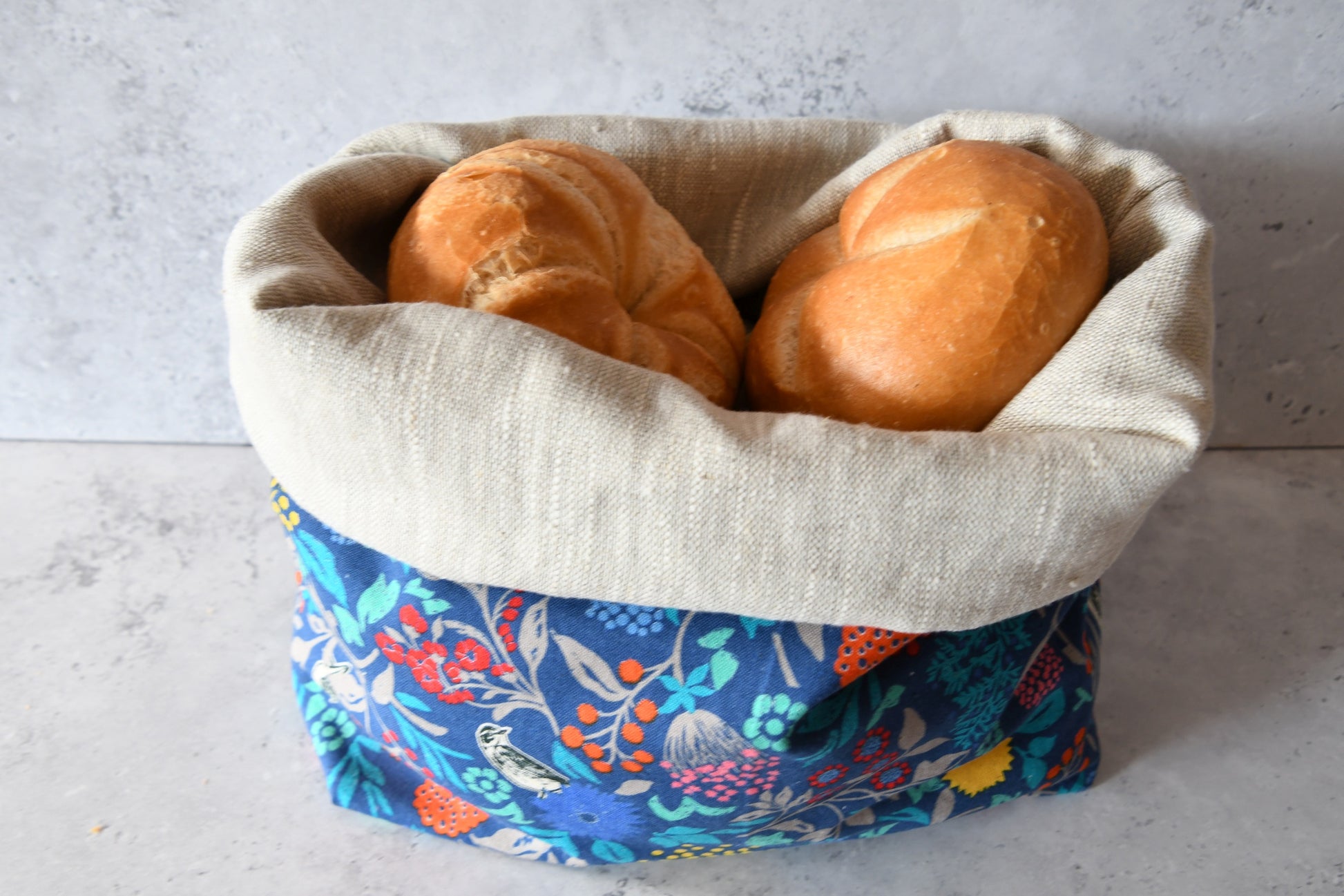 rotbeutel "Akiko" von Fabelhaftewerkstatt aus Baumwolle und Leinen, der umgeklappt als Brotkorb mit frischen Brötchen steht.
