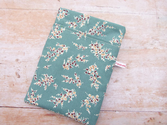 andgefertigte, gepolsterte Buchtasche der Fabelhaften Werkstatt mit einem eleganten Muster aus Wisteria-Zweigen (Blauregen). Auf der flach liegenden Hülle ist das praktische, aufgesetzte Vorderfach gut zu erkennen.