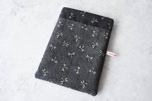 andgefertigte, gepolsterte Buchtasche der Fabelhaften Werkstatt aus dunkelblauem Stoff mit einem edlen japanischen Muster aus hellen Libellen. Das Produktfoto zeigt das flach liegende Design mit Fokus auf das praktische, aufgesetzte Vorderfach.