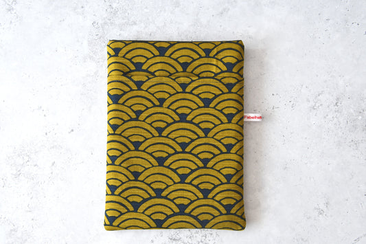Handgefertigte, gepolsterte Buchtasche der Fabelhaften Werkstatt aus dunkelblauem Stoff mit einem eleganten, traditionellen japanischen Seigaiha-Wellenmuster in schimmerndem Gold. 