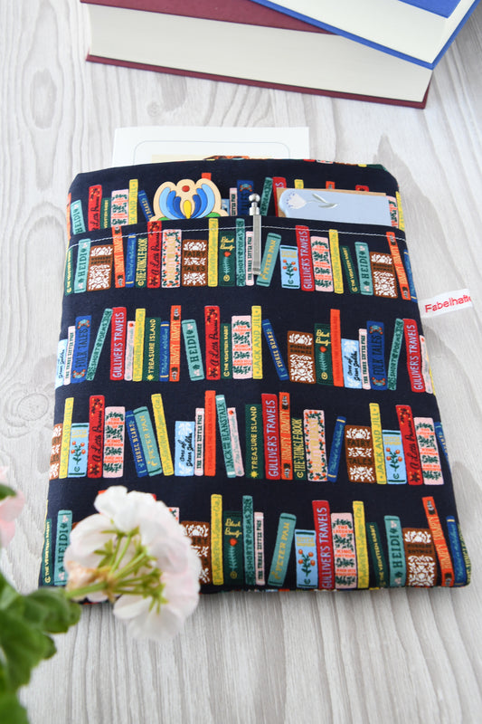 Foto einer gepolsterten Buchhülle mit einem dichten Muster aus bunten Bücherrücken  mit verschiedenen Buchtiteln auf einem dunkelblauen Hintergrund. 
