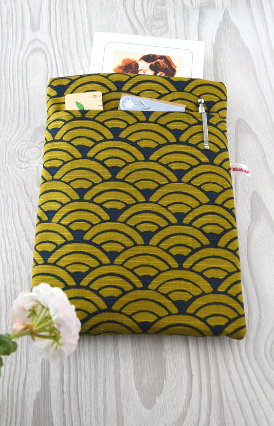 Handgefertigte, gepolsterte Buchtasche der Fabelhaften Werkstatt aus dunkelblauem Stoff mit einem eleganten, traditionellen japanischen Seigaiha-Wellenmuster in schimmerndem Gold. 
