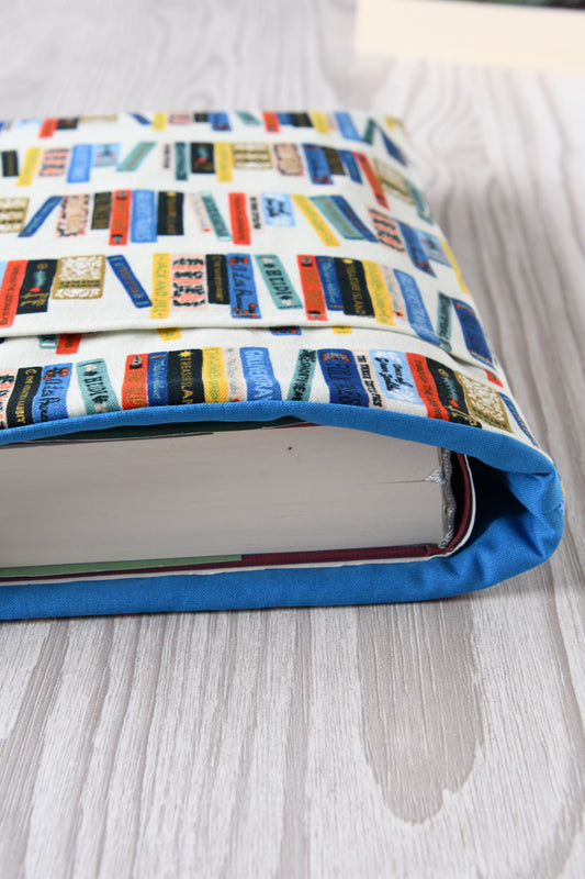 Handgenähte Stoff-Buchtasche in Größe L mit einem dicken 500-Seiten-Hardcover-Buch darin.