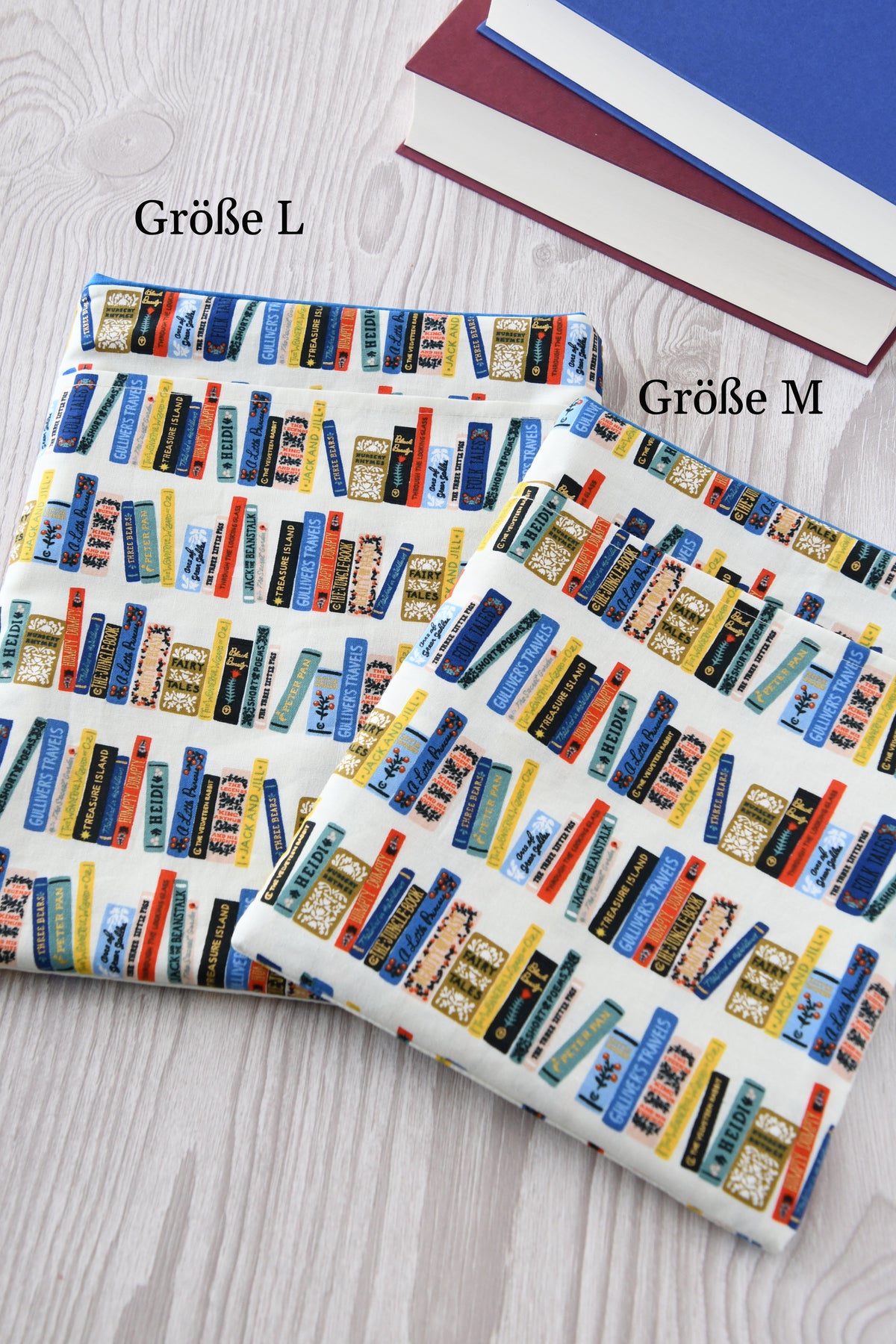 Handgemachte Buchtaschen aus Stoff in zwei Größen – kleine Schutzhülle für Taschenbücher und eReader, große Tasche für gebundene Bücher und 10-Zoll-Tablets.