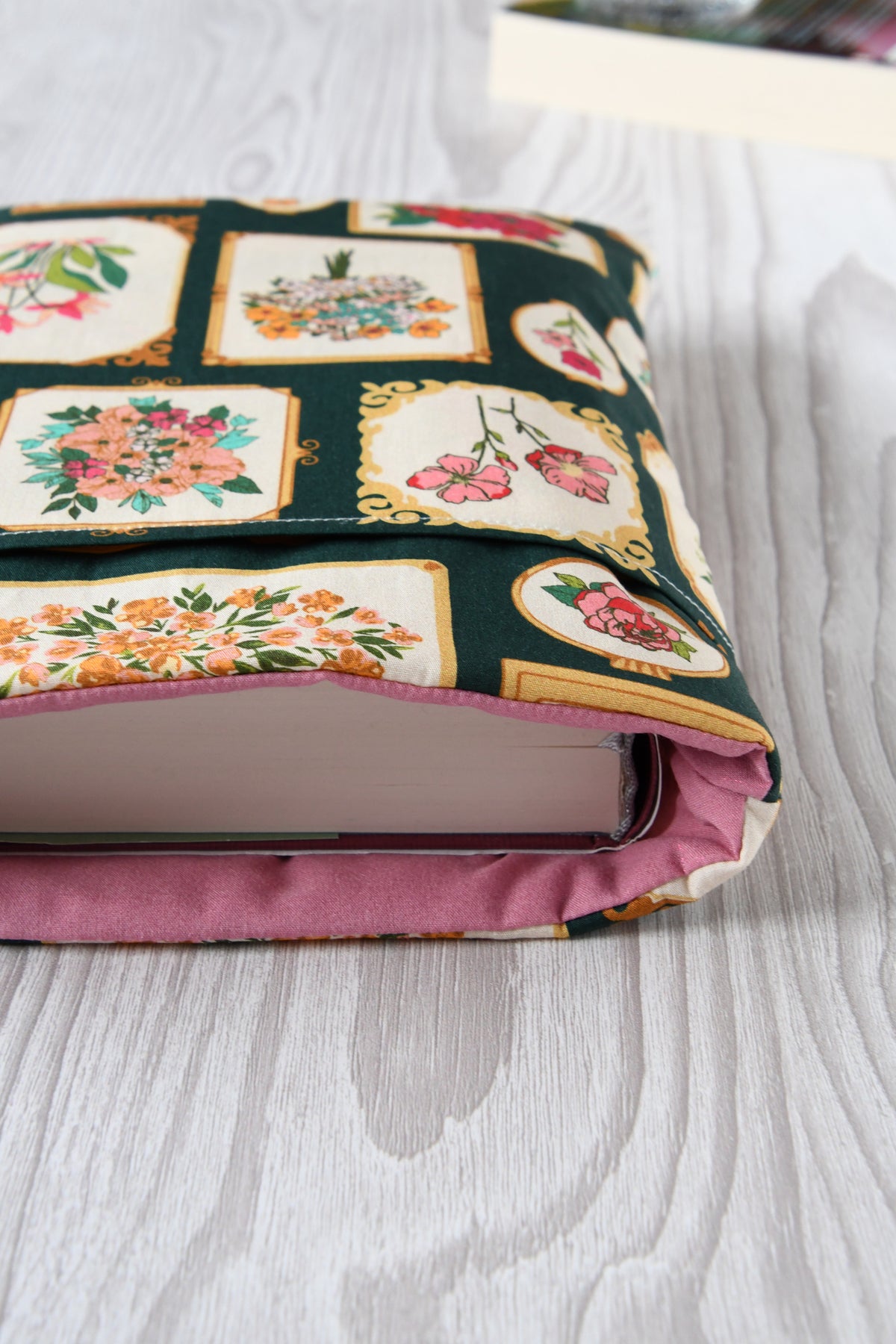 Buchtasche Größe L für dicke Hardcover-Bücher bis 500 Seiten aus Stoff.