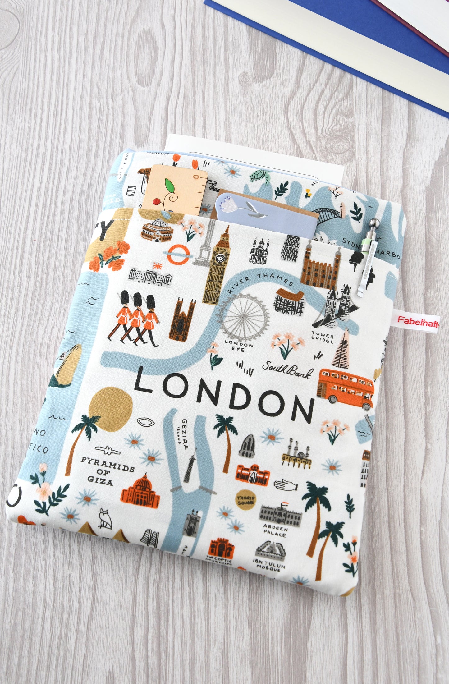 Gepolsterte Buchtasche Citytrip aus Baumwolle für unterwegs, flach von oben fotografiert.