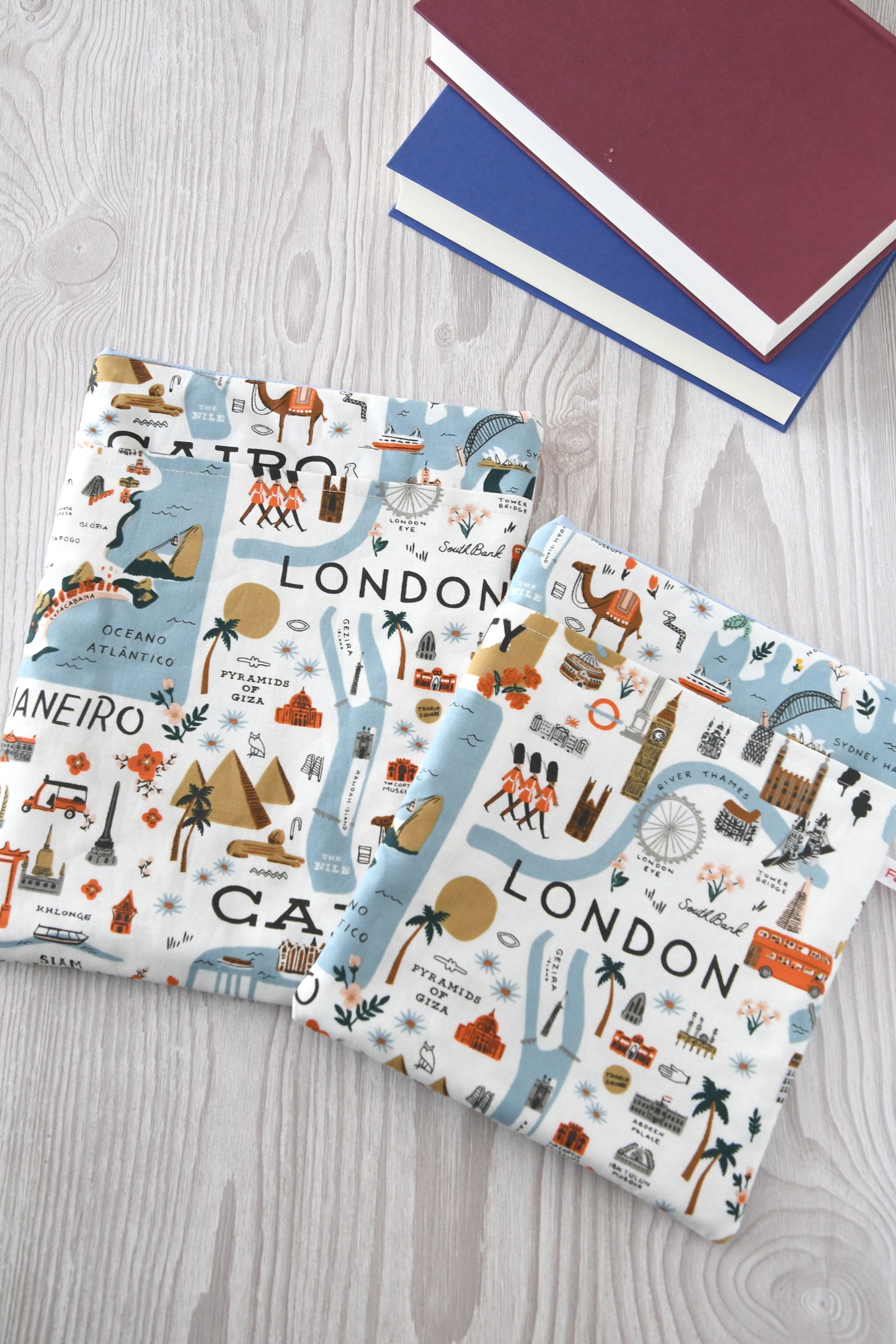 Handgemachte Buchtaschen Citytrip im Größenvergleich: Kleine Schutzhülle für Taschenbücher (Größe S) und große Hülle für gebundene Bücher und Tablets (Größe M) von der Fabelhaften Werkstatt.