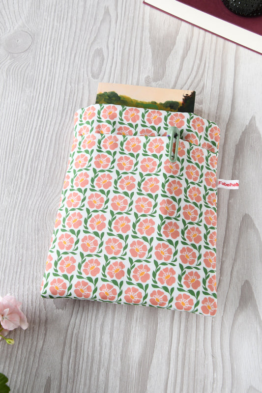 Handgenähte Buchtasche "Fanny" aus Baumwollstoff mit rosafarbendem Blumenmuster. Sichtbar ist das Hauptfach sowie die praktische Vordertasche über die gesamte Breite für Stifte und Lesezeichen.