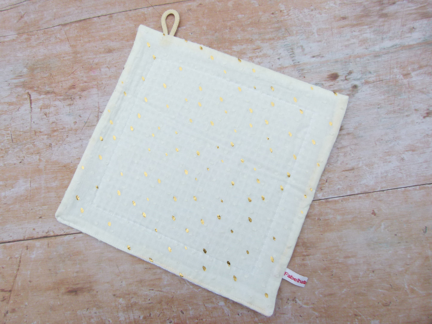 Nachhaltiges Spültuch in elegantem Cremeweiß mit goldenen Punkten von Fabelhaftewerkstatt.
