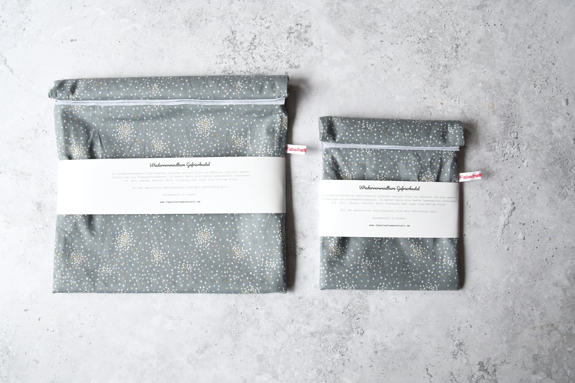 Handgenähte Gefrierbeutel "Glitter auf grau" von Fabelhaftewerkstatt im Größenvergleich zwischen Größe S und Größe M .