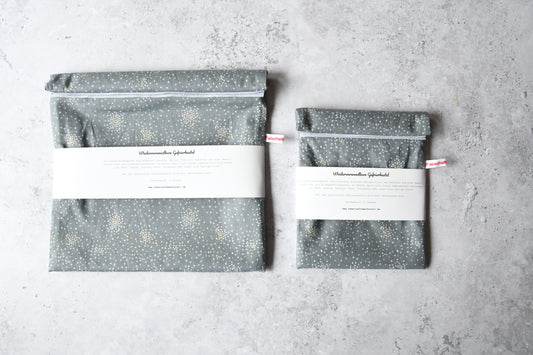 Handgenähte Gefrierbeutel "Glitter auf grau" von Fabelhaftewerkstatt im Größenvergleich zwischen Größe S und Größe M .