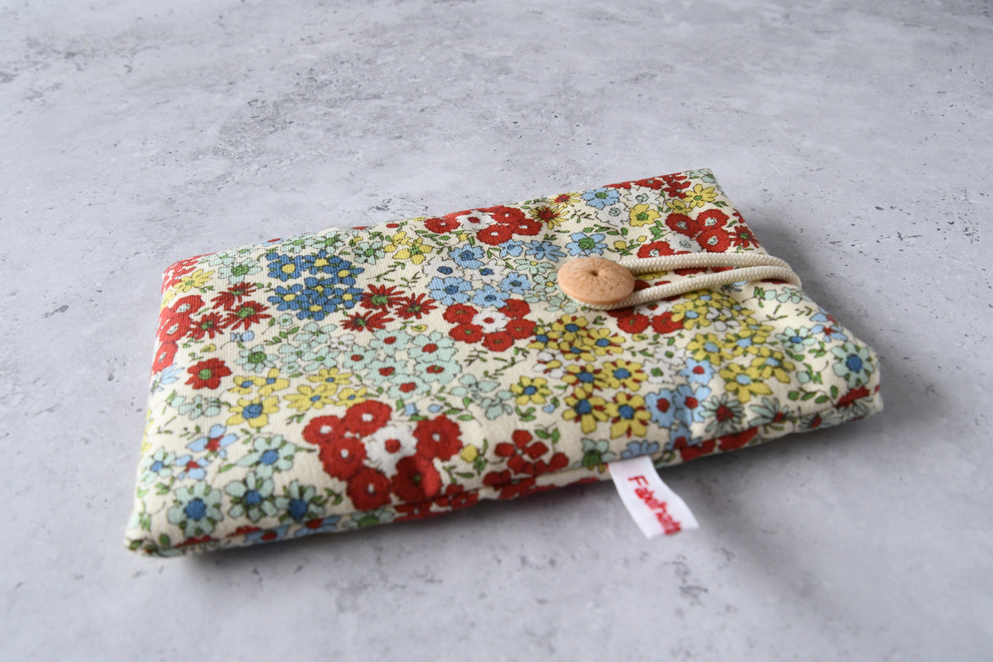Handgenähte Stoff-Handytasche und Brillenetui mit zartem Streublumen-Muster von Fabelhafte Werkstatt Bremen.