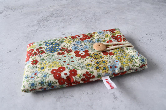 Handgenähte Stoff-Handytasche und Brillenetui mit zartem Streublumen-Muster von Fabelhafte Werkstatt Bremen.