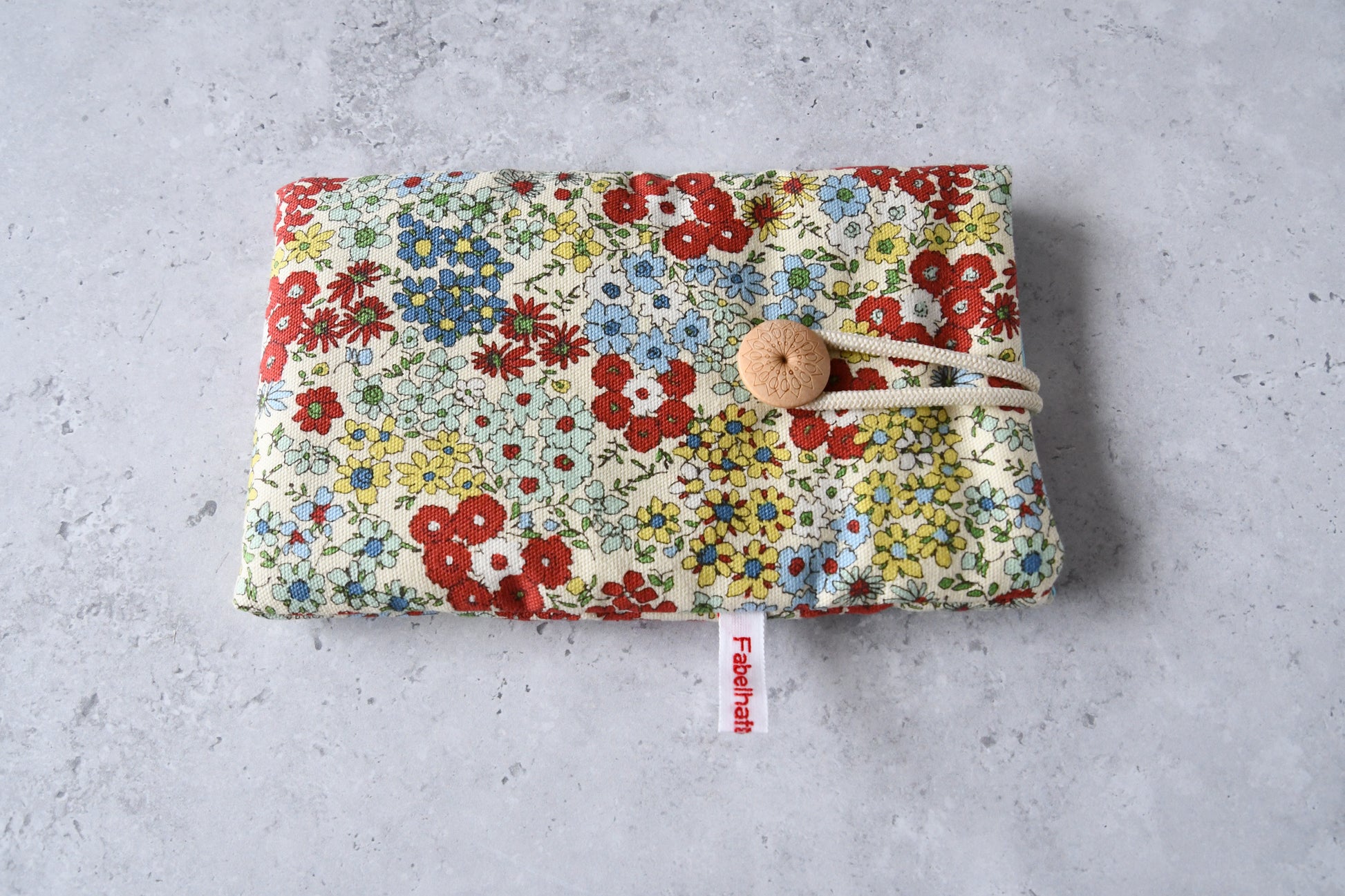 Handgenähte Stoff-Handytasche und Brillenetui mit zartem Streublumen-Muster von Fabelhafte Werkstatt Bremen.