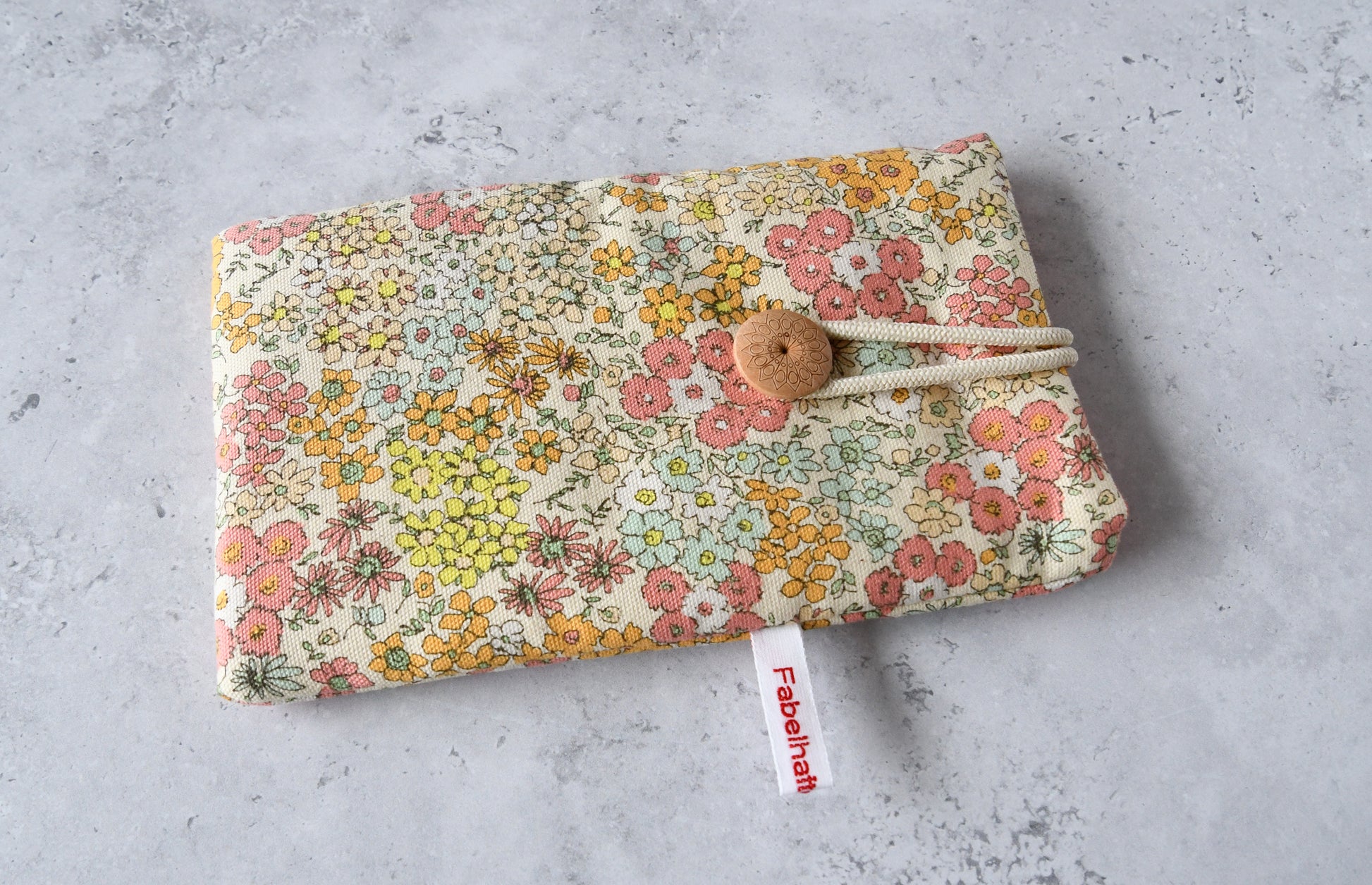 Handgenähte Stoff-Handytasche und Brillenetui mit zartem Streublumen-Muster von Fabelhafte Werkstatt Bremen.