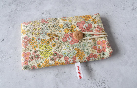 Handgenähte Stoff-Handytasche und Brillenetui mit zartem Streublumen-Muster von Fabelhafte Werkstatt Bremen.