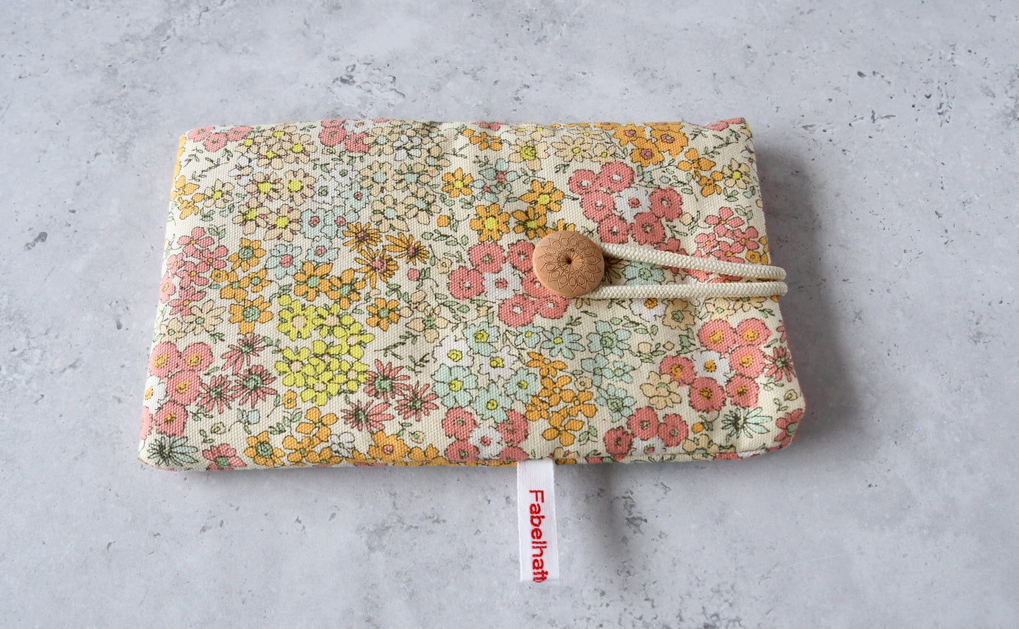 Handgenähte Stoff-Handytasche und Brillenetui mit zartem Streublumen-Muster von Fabelhafte Werkstatt Bremen.