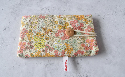 Handgenähte Stoff-Handytasche und Brillenetui mit zartem Streublumen-Muster von Fabelhafte Werkstatt Bremen.