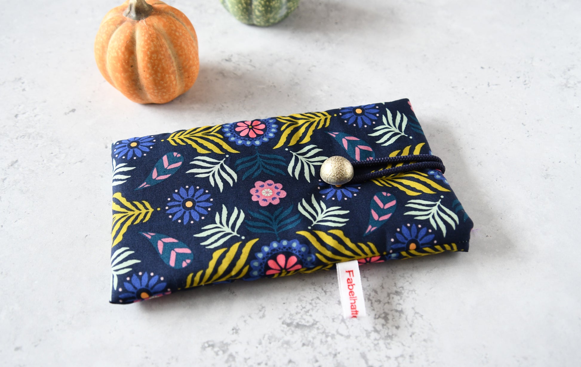 Handgenähte Stoff-Handytasche und Brillenetui mit buntem Blumenmuster auf blau von Fabelhafte Werkstatt Bremen.