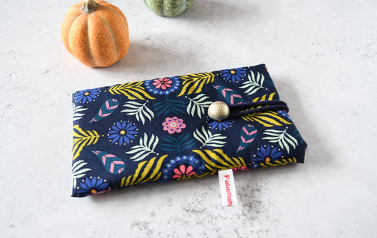 Handgenähte Stoff-Handytasche und Brillenetui mit buntem Blumenmuster auf blau von Fabelhafte Werkstatt Bremen.