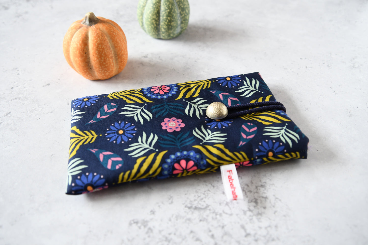 Handgenähte Stoff-Handytasche und Brillenetui mit buntem Blumenmuster auf blauem Grund von Fabelhafte Werkstatt Bremen.