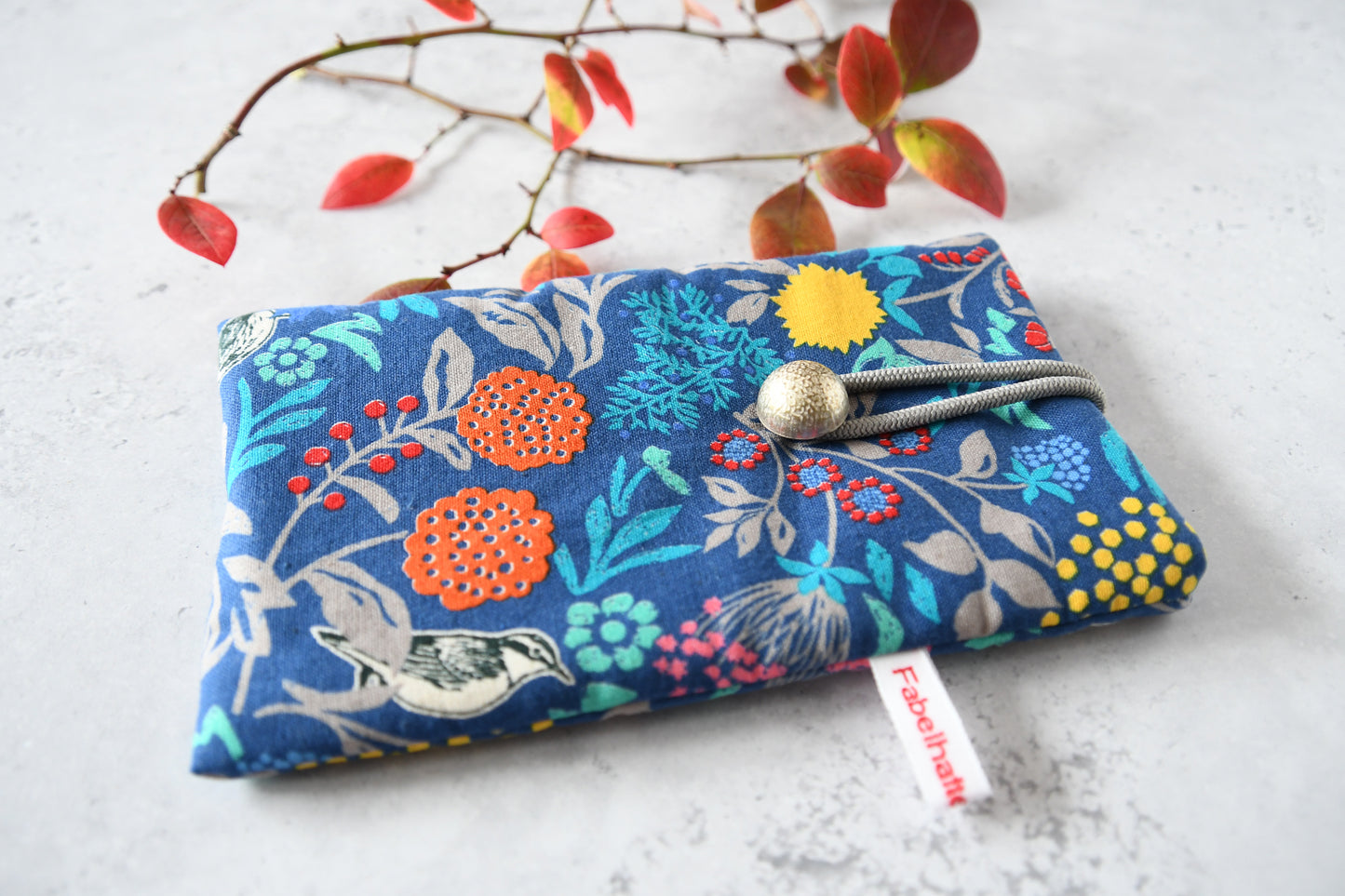 Handgenähte Stoff-Handytasche und Brillenetui mit buntem Blumenmuster von Fabelhaftewerkstatt Bremen.