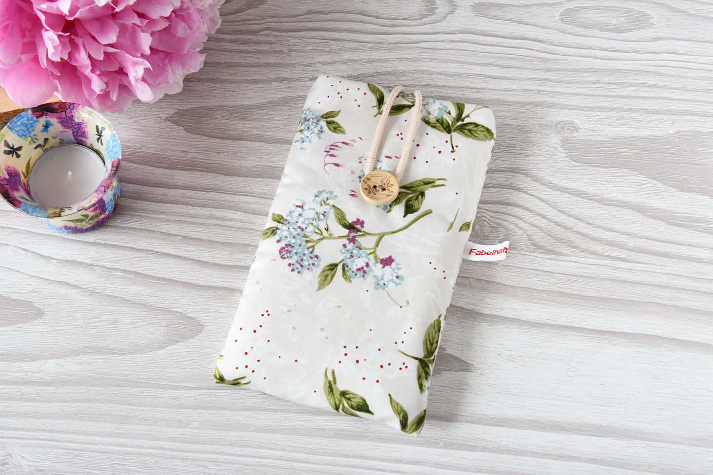 Handgenähte Stoff-Handytasche und Brillenetui mit zartem Blumenmuster von Fabelhafte Werkstatt Bremen.