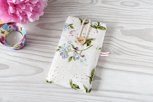 Handgenähte Stoff-Handytasche und Brillenetui mit zartem Blumenmuster von Fabelhafte Werkstatt Bremen.
