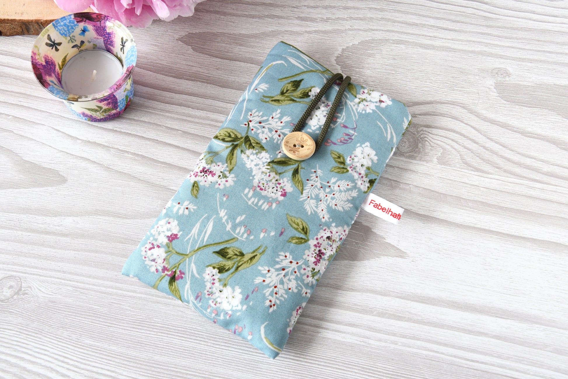 Handgenähte Stoff-Handytasche und Brillenetui mit zartem Blumenmuster von Fabelhafte Werkstatt Bremen.